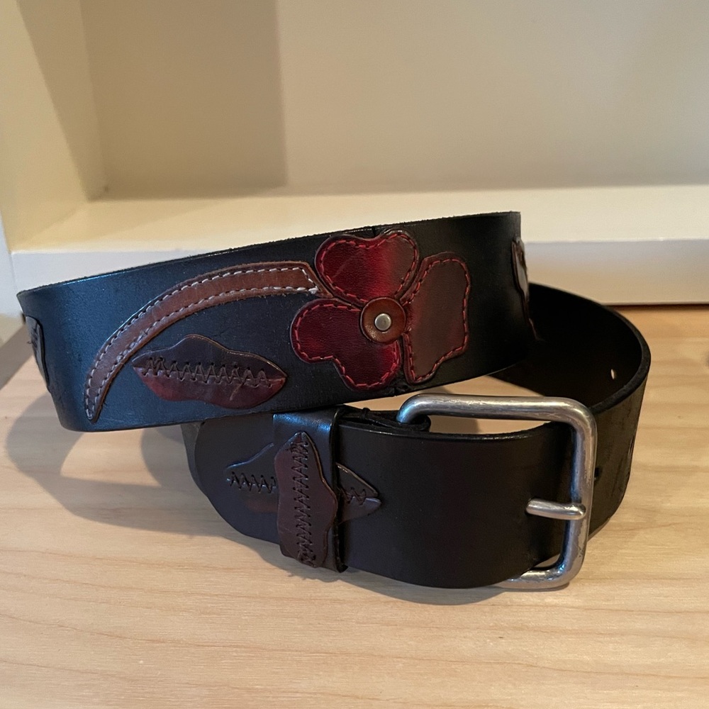 Ladies, black leather belt with appliquéd detail.